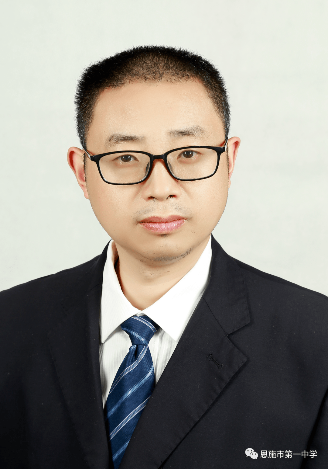 毕业于湖北民族大学思政专业,先后在荆州市监利二中,咸丰县一中工作