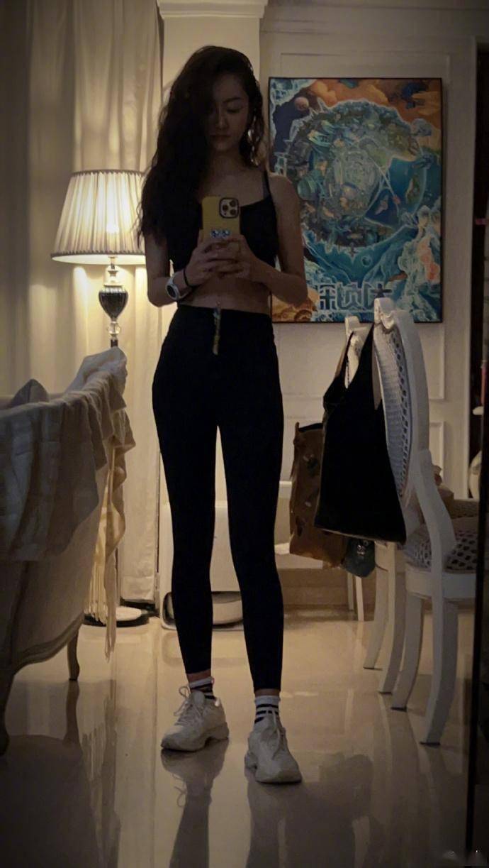 42岁杨蓉晒健身打卡照!