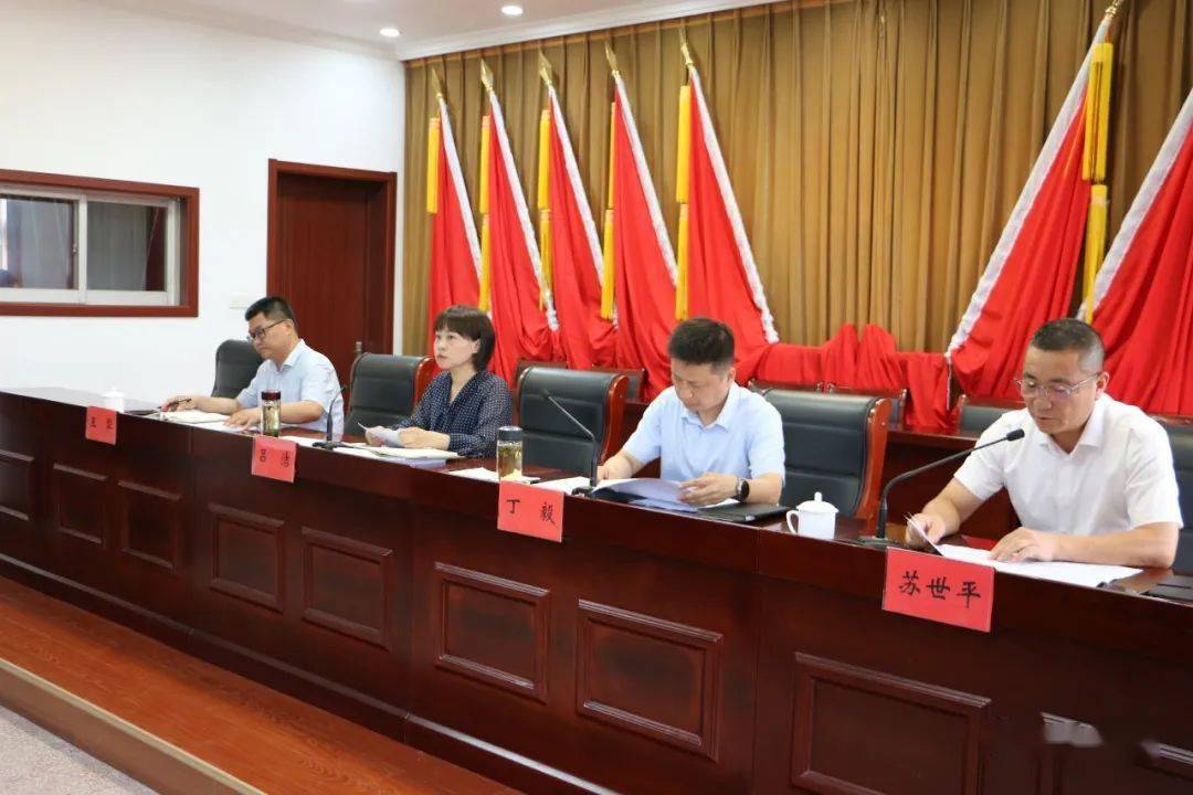 镇党委书记吕洁为获得二季度农村重点工作考核优秀的祁联,薛岗,甘港