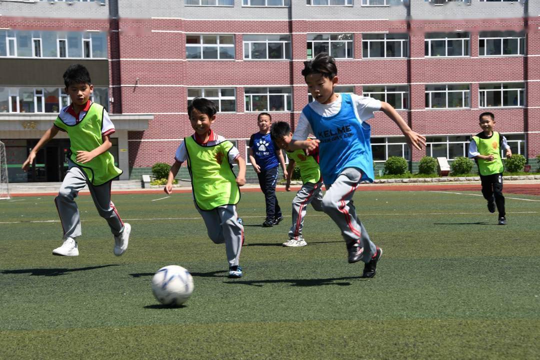 在延吉建工小学,下午4点过后,校队的小球员在绿茵场上按低,中,高年级
