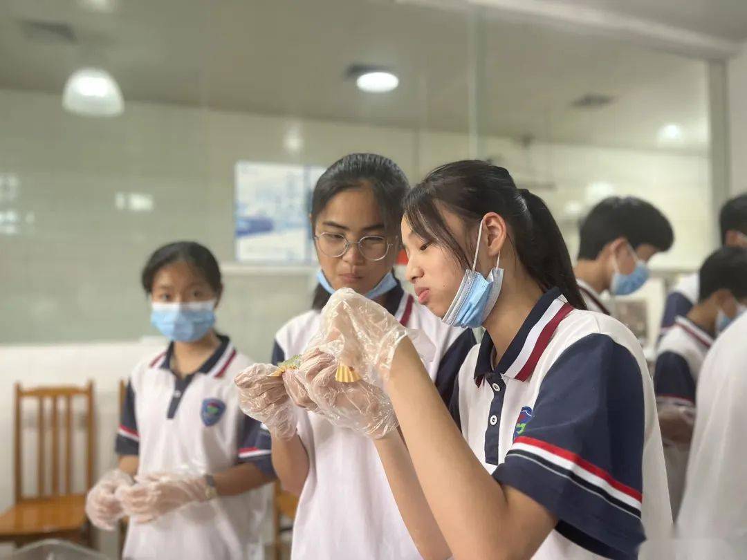萝卜丝,咸猪肉,虾米碎,花生,芝麻,绿豆,咸蛋,糯米……沙田中学的饭堂