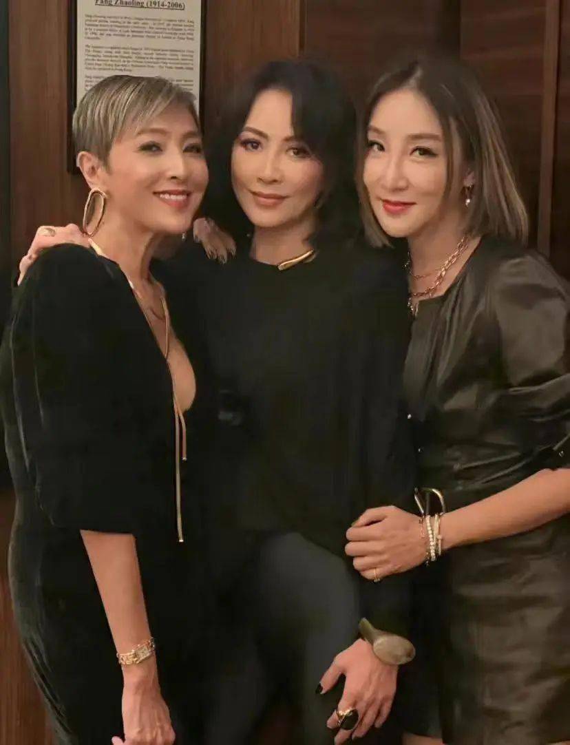 紧搂富婆合影心情佳,穿 4000多衬衣肌肉紧实_刘嘉玲_日本_丁子高