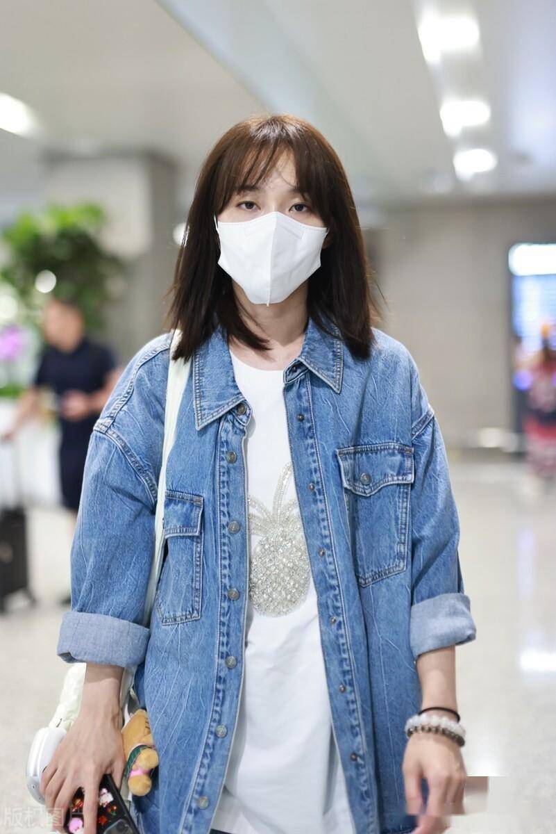张佳宁身穿牛仔外套 牛仔裤简约随性