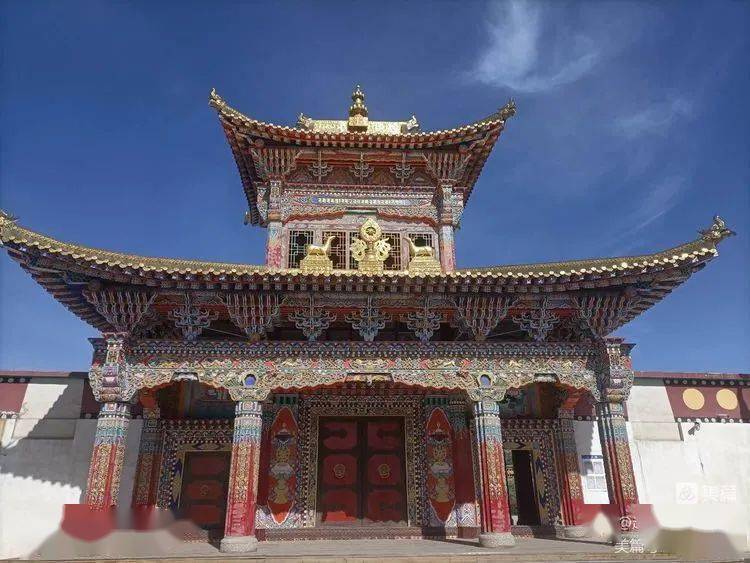 在永登县天祝华藏寺,询问当地藏族同胞,依据藏族同胞习俗,购买了哈达