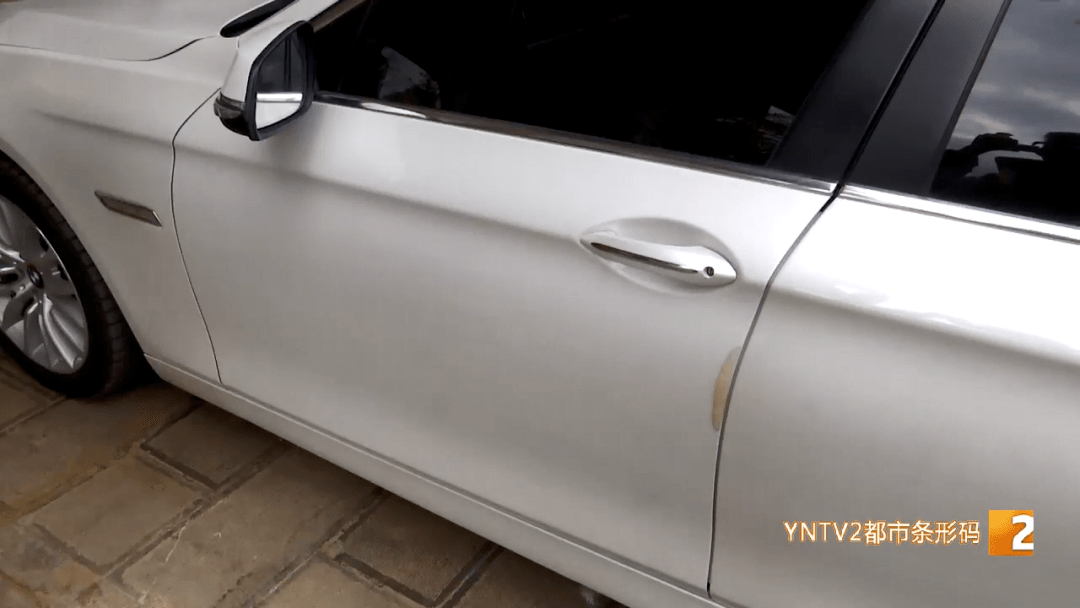 车没被撬,东西装后备箱却被盗!监控显示……_男子_先生_车门