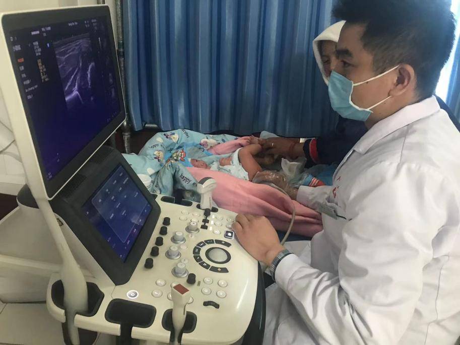 来到刚察,刘梓洋还开展了对先天性髋关节发育不良和斜颈的婴幼儿的