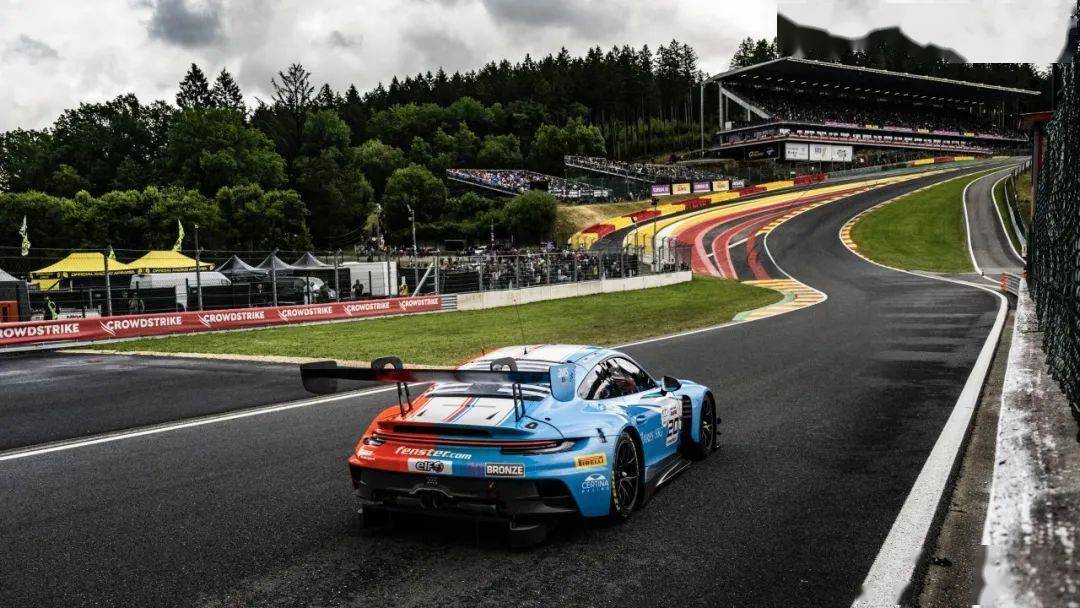 两台保时捷 911 gt3 r 赛车跻身斯帕 24 小时耐力赛前五名_比赛_领奖