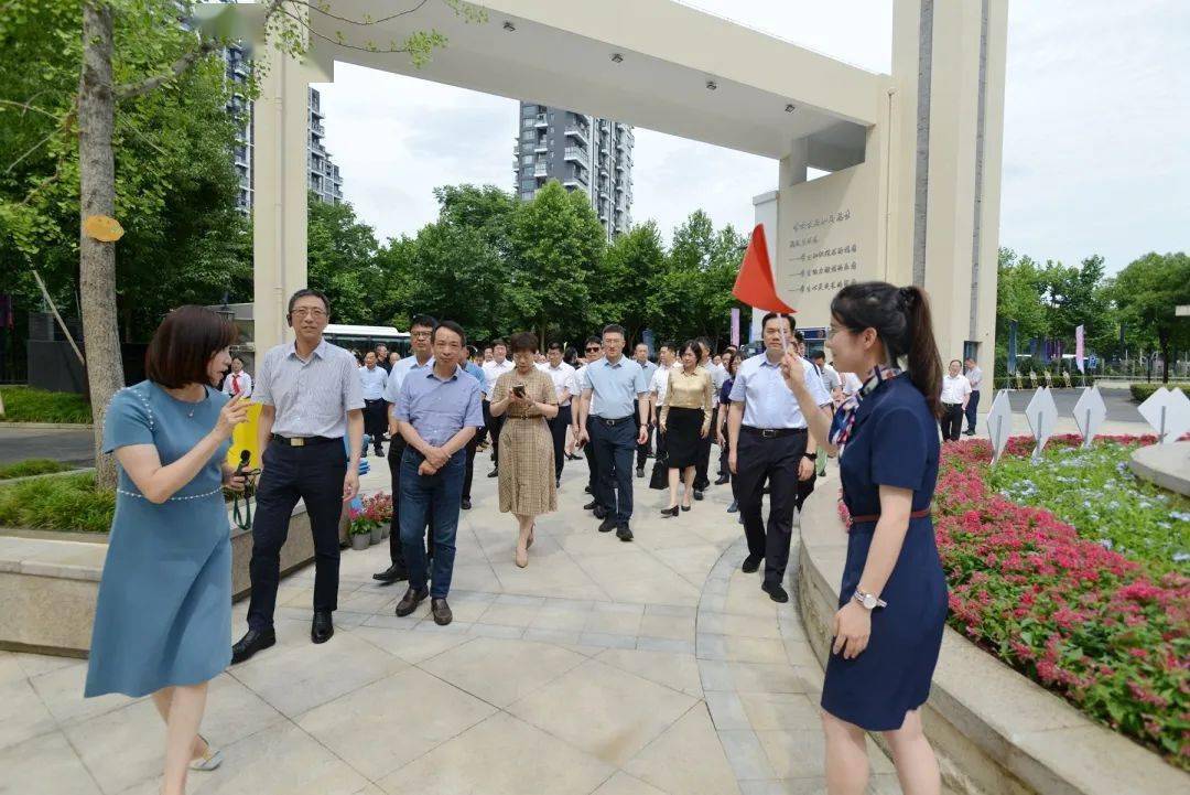 参观上泗中学在上泗中学,研讨班一行首先参观了学校校史馆,美术长廊