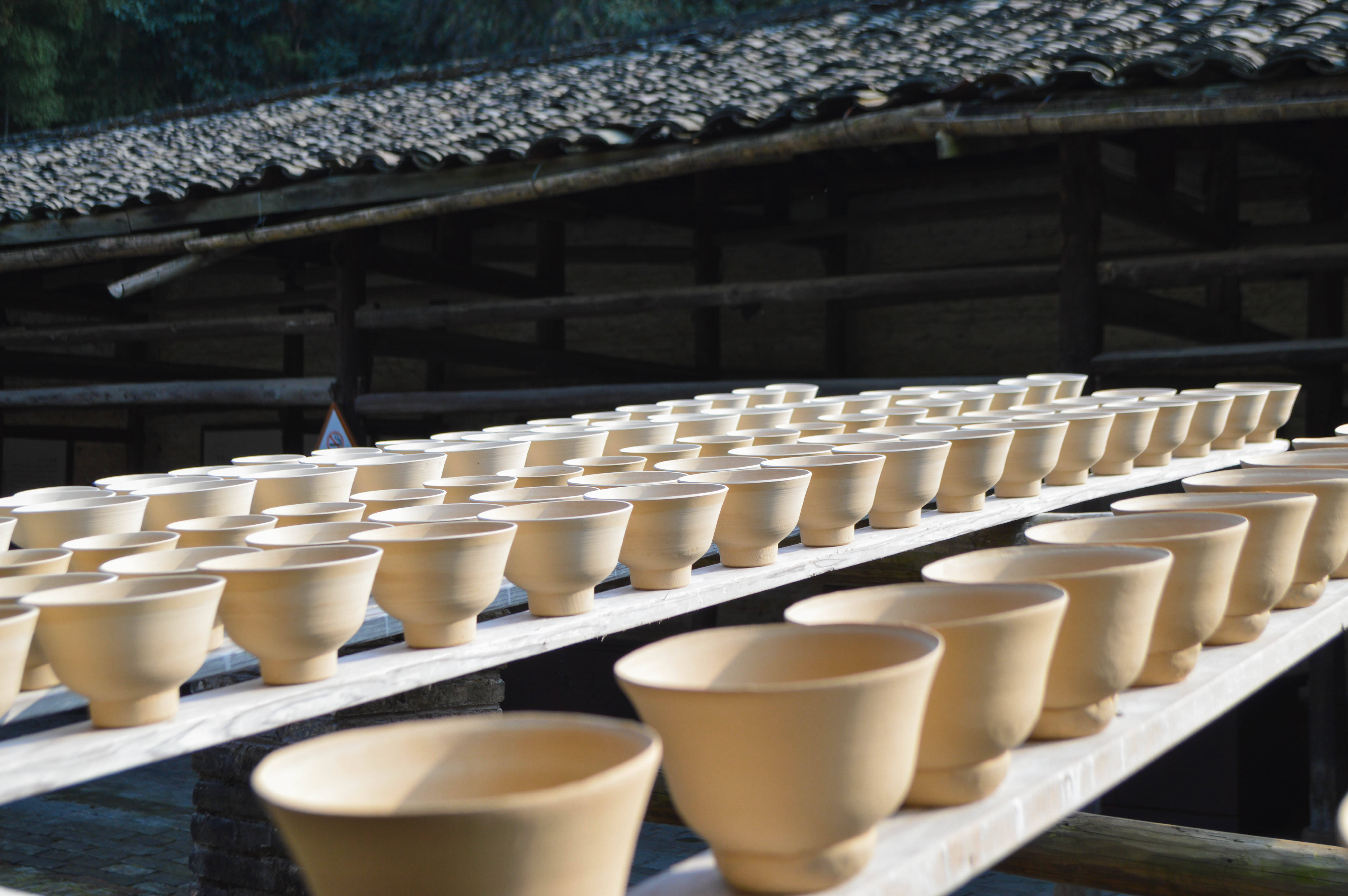 素胚勾勒出青花,景德镇里寻觅觅_陶瓷_建筑_文化