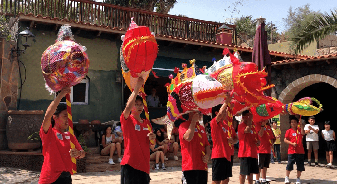 中国青田鱼灯舞首次在西班牙加纳利群岛多元文化联谊活动上亮相_表演