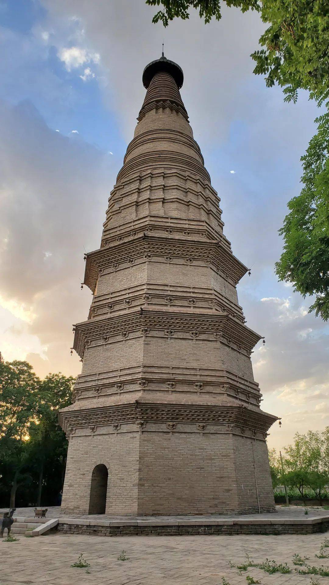 最大的特点是塔身和塔刹高度大致相等,这是宁夏众多佛塔中独特的结构