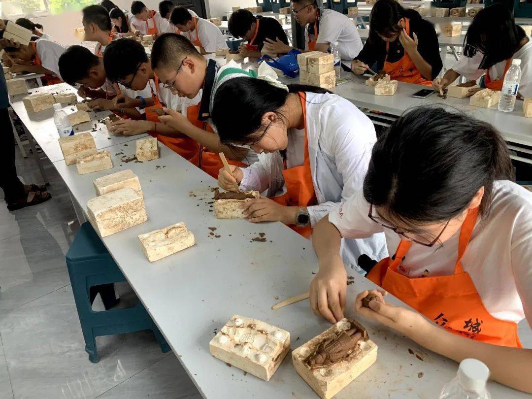 接着,我们参与了一个有趣的手工制作活动,制作了兵马俑泥人.