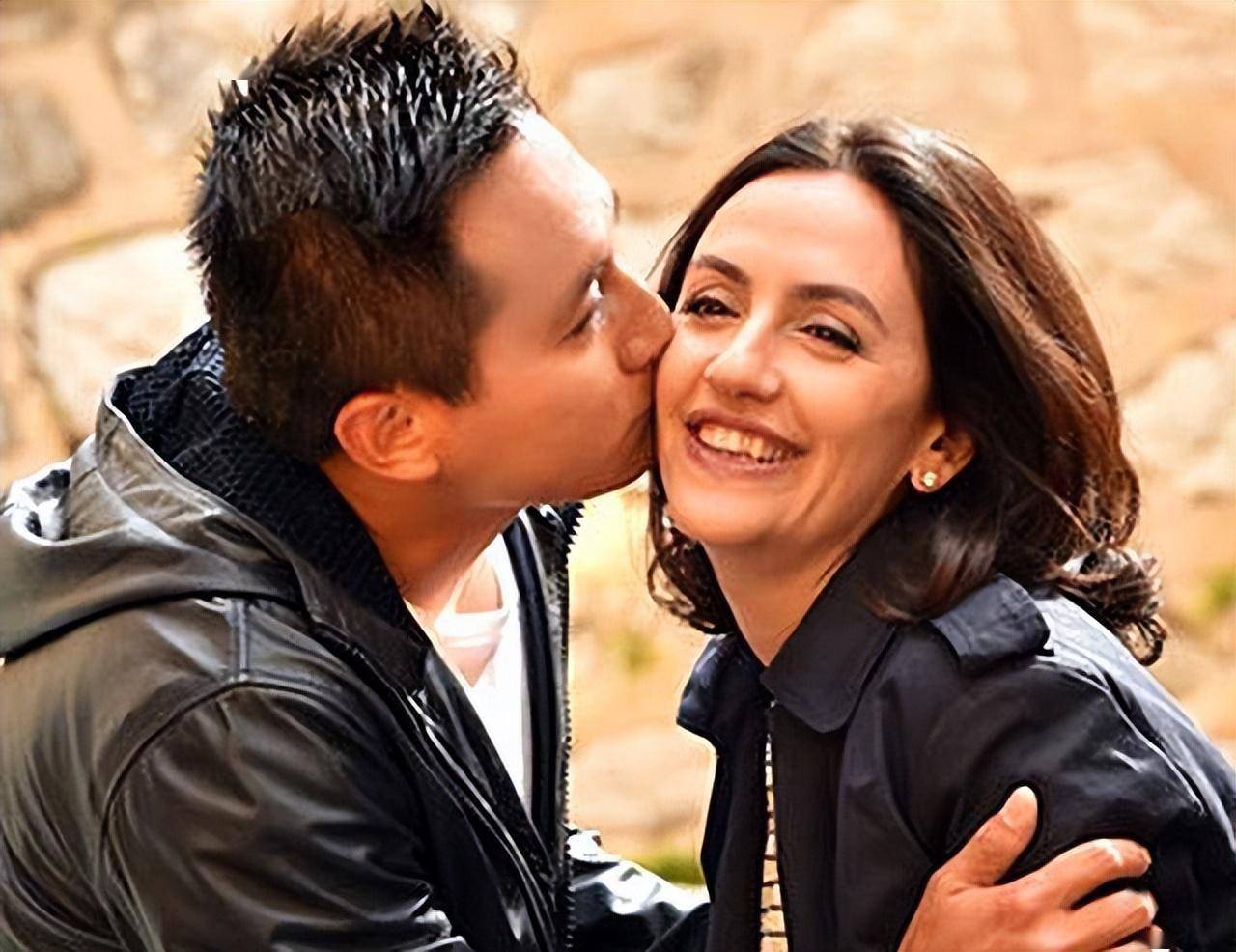 刘烨:为照顾重病外国妻子息影3年,如今妻子43像50,仍不离不弃_谢娜