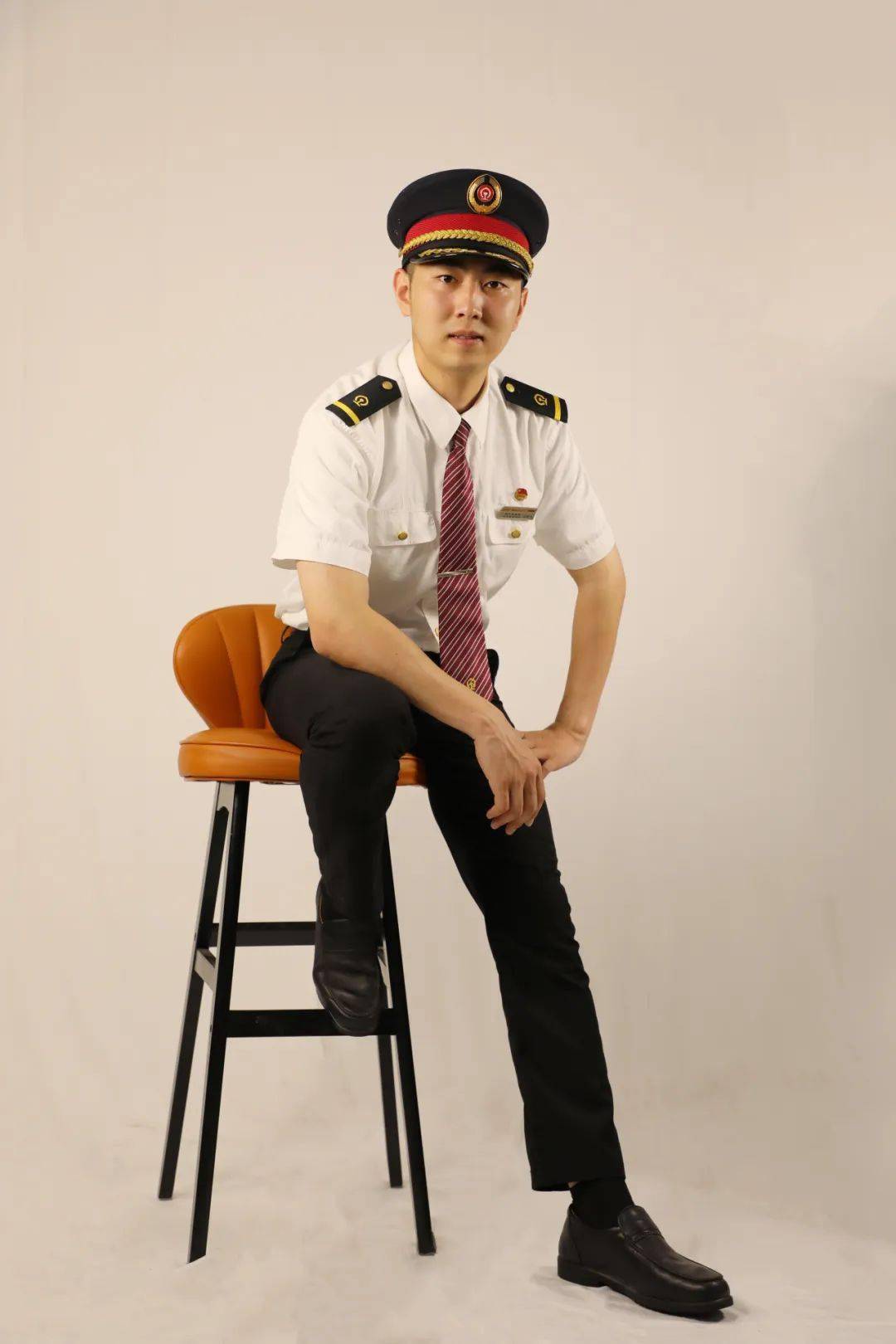 投票啦!高铁上哪身制服最帅 您说了算