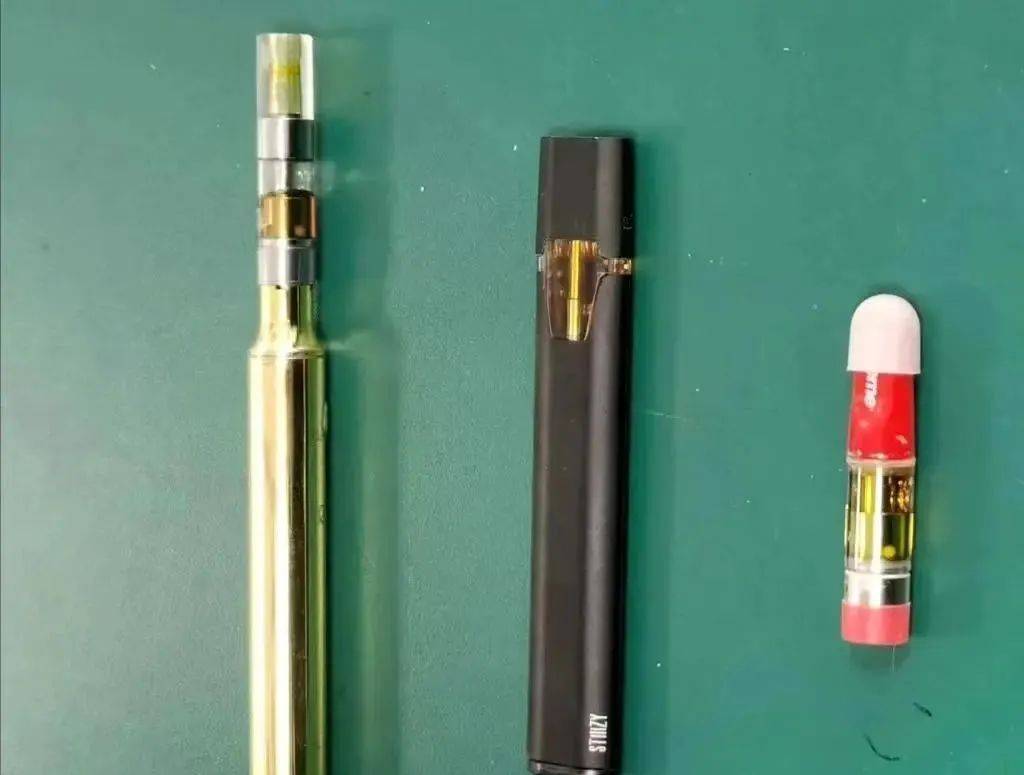 第一起典型案例中,一款新型毒品含有大麻素成分,但伪装成上头电子烟