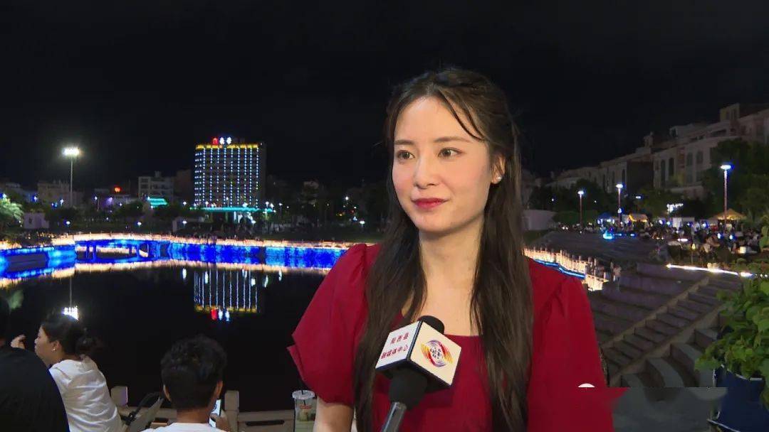 央视财经频道《消费主张》栏目组的记者与阳江市广播电视台的主持人一