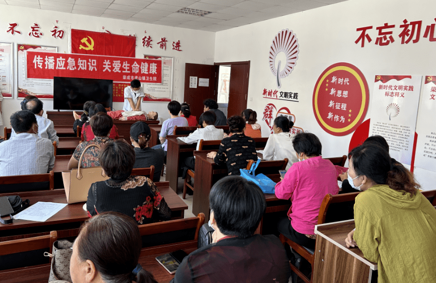 活动现场孙明超医生向居民普及气道梗阻发生的原因,表