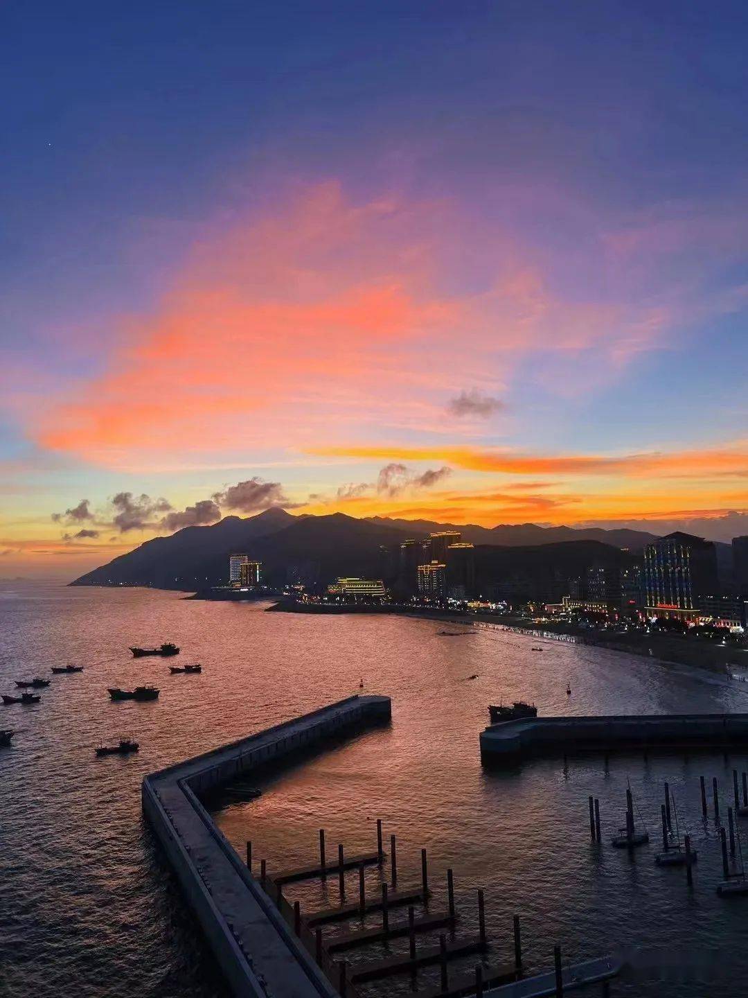 南澳岛又有绝美晚霞近日晚上///看着日落等晚霞是一起95只需要一场