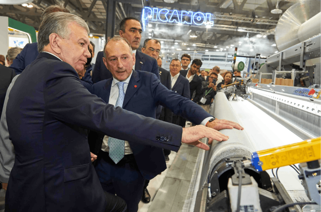 在高速化,数字化,智能化方向,必佳乐的ultimax剑杆织机,220cm幅宽速度