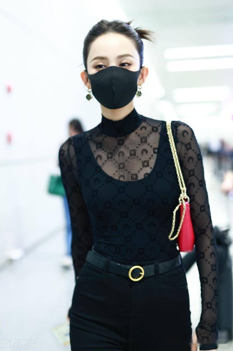 古力娜扎现身上海机场 all black造型性感优雅