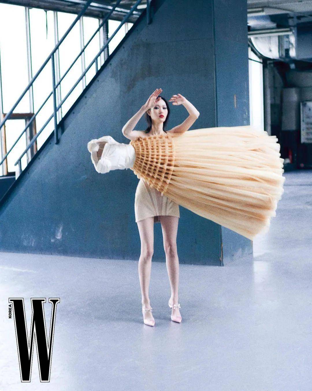 "惊悚"无头人体模型,穿着女性黑色定制燕尾服,挂在模特的背上,或者在