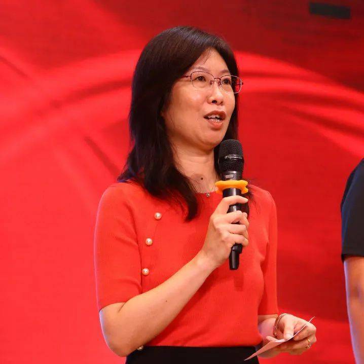 陈颖老师代表科学团队,张洲老师代表体育团队,刘颖老师代表音乐艺术