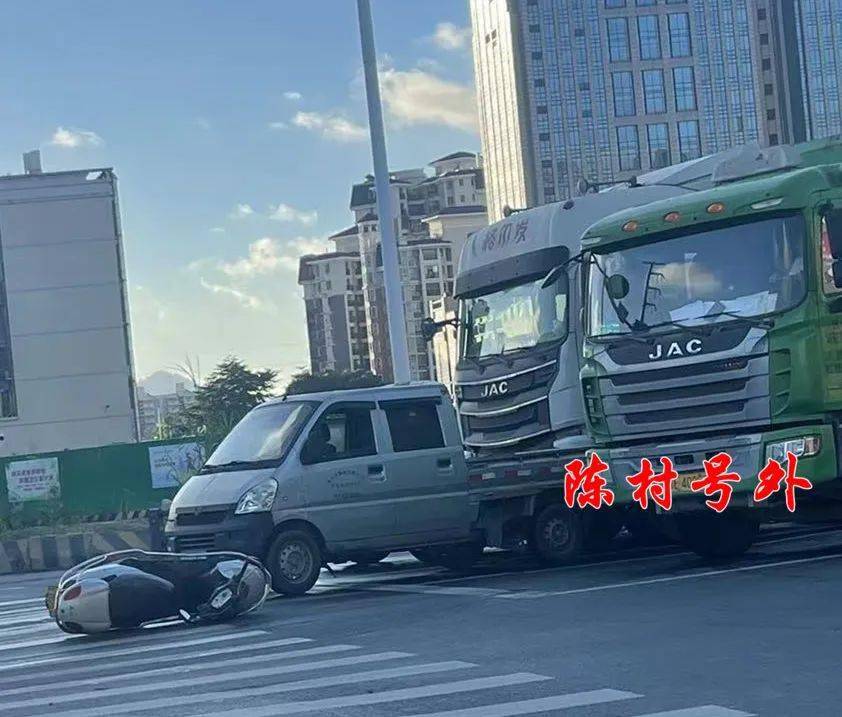 顺联路口离奇车祸!_碰撞_陈村_街坊