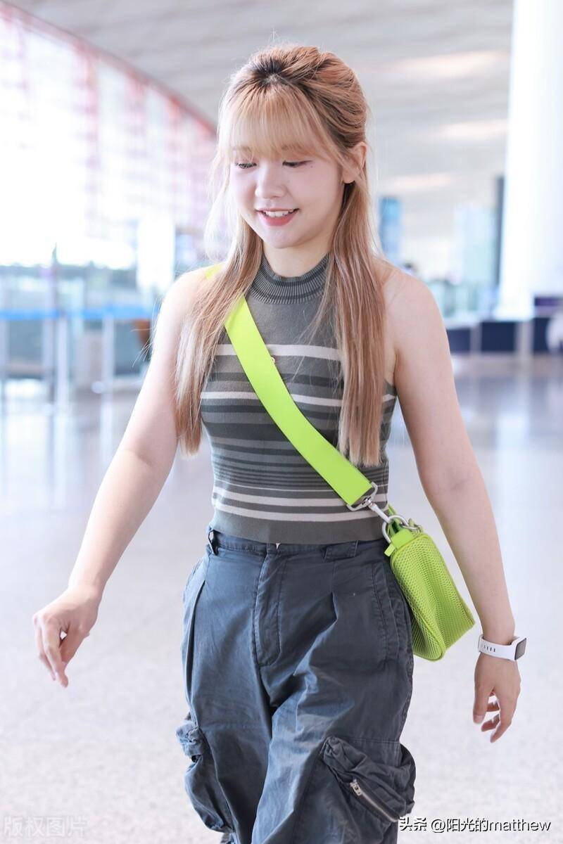 赖美云长发飘飘靓丽夺目,比心拍照亲和力满满_机场_北京