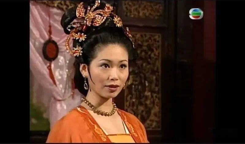 56岁「最美苏荃」冯晓文近照曝光 素颜全黑出街买烧味气质仍在_网友