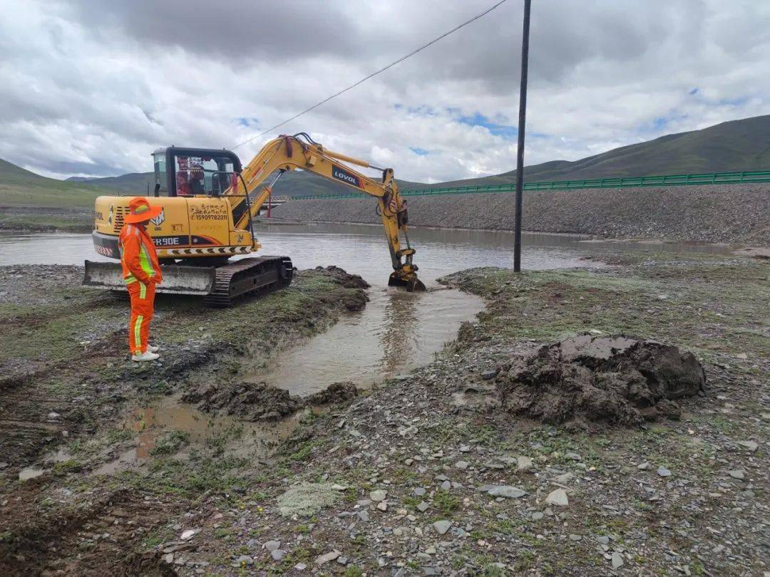 工作动态 | 曲麻莱公路段紧急处置导流坝水毁安全隐患