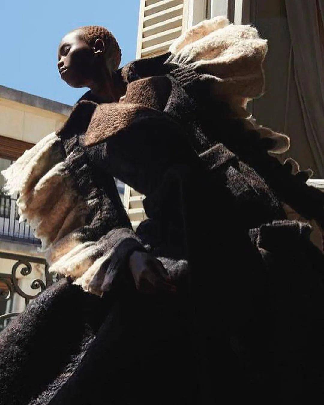 "惊悚"无头人体模型,穿着女性黑色定制燕尾服,挂在模特的背上,或者在