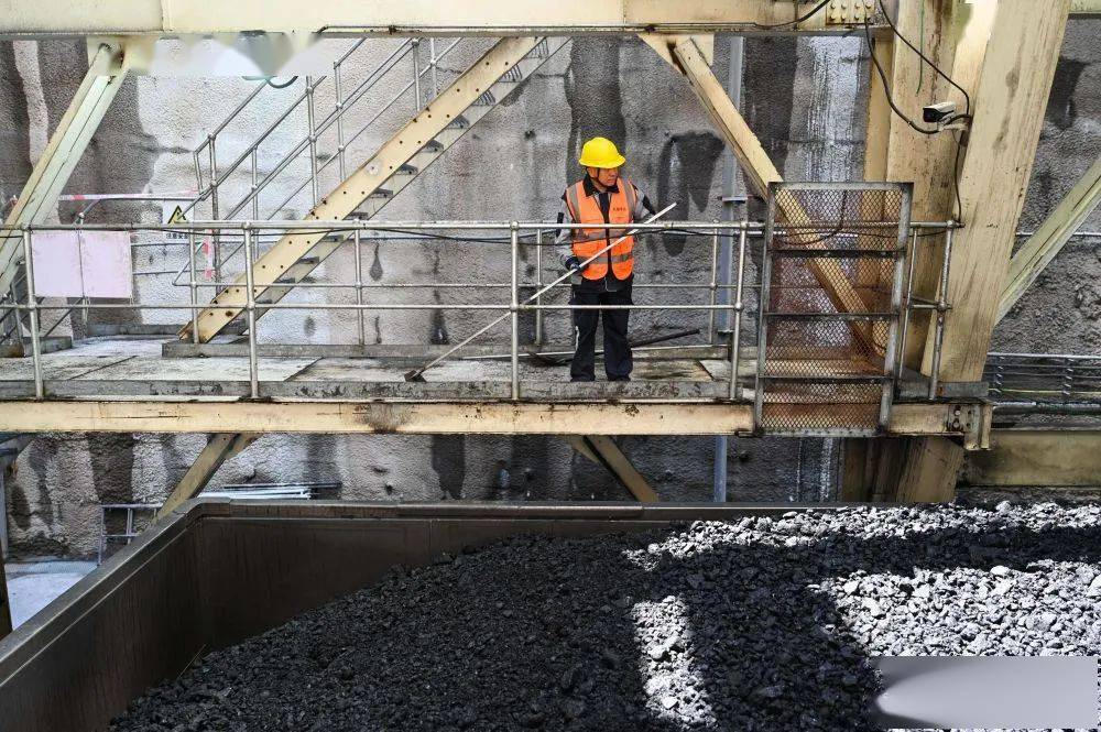 7月8日,在大唐龙王沟煤矿,工作人员在列车装煤现场工作.