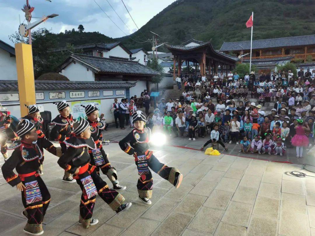 氛围,剑川县马登镇积极组织全镇37支乡村文艺队开展普法宣传文艺演出