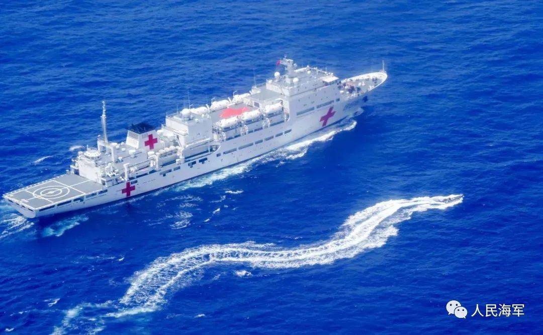 “和平方舟”号医院船在太平洋上组织反恐反海盗演练