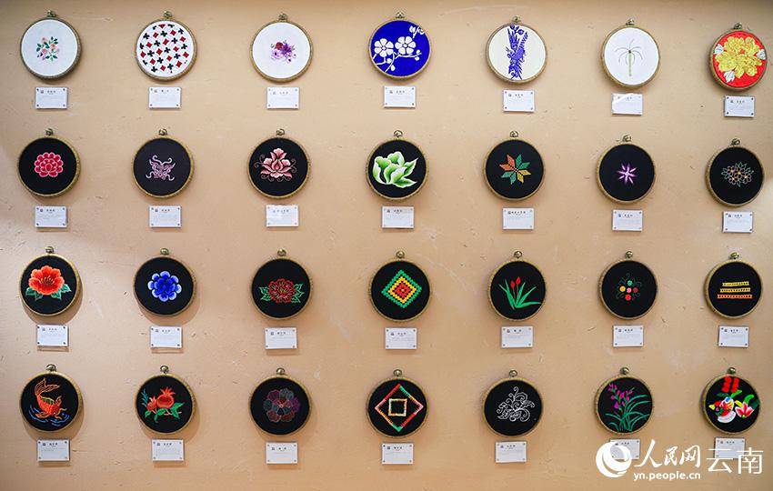 馆内展出的彝绣服饰.人民网记者 李发兴摄馆内展示的文创产品.