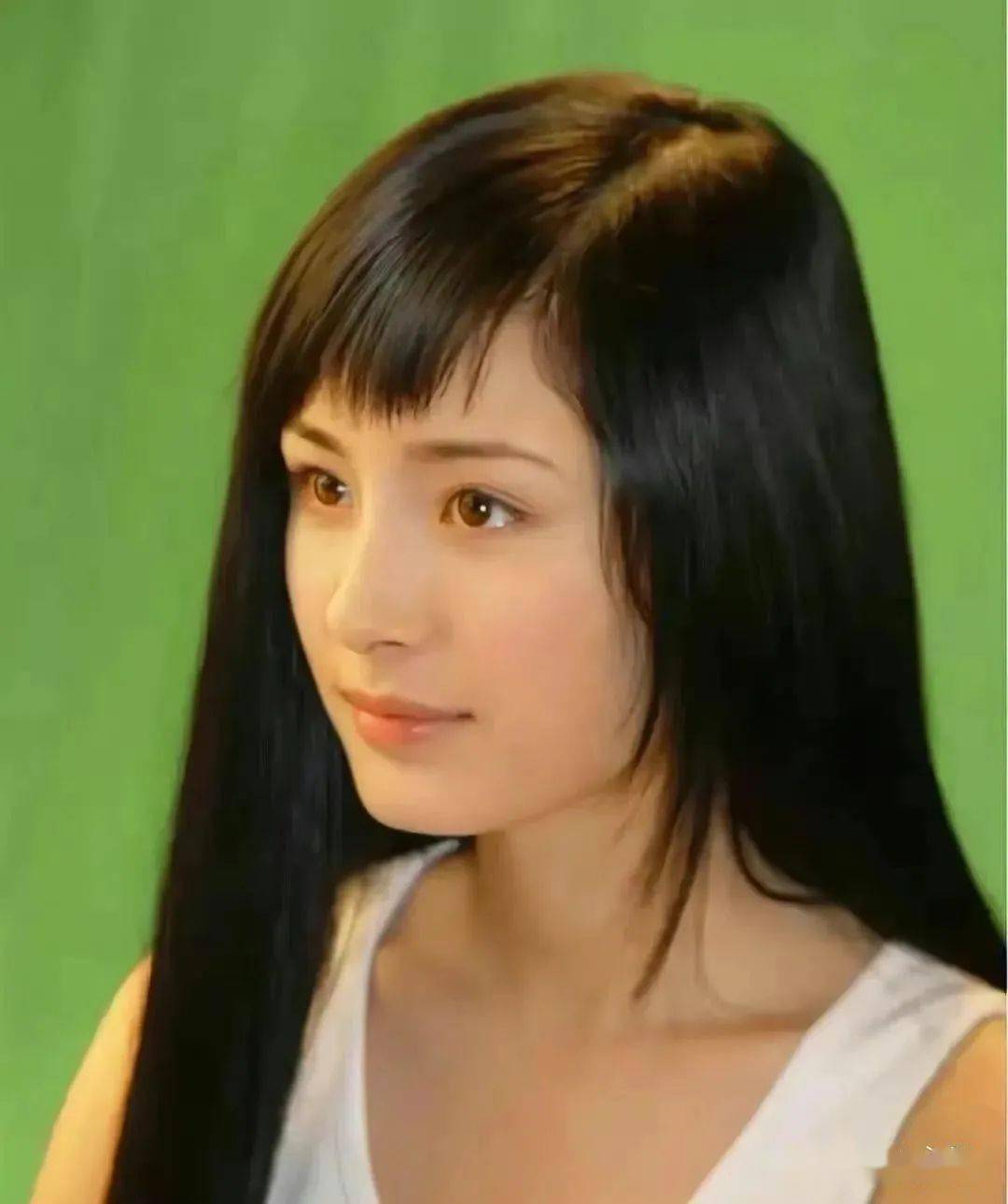 长发及腰留着碎发刘海脸上还有婴儿肥皮肤细腻嫩得能掐出水来无