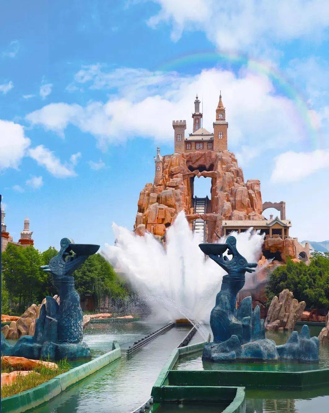 在青岛水上乐园,清凉一夏_游乐_水花_世界