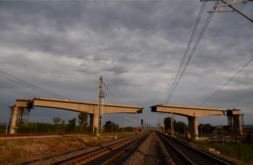高铁建设取得新进展跨大准铁路连续梁成功转体最大跨度丰镇特大桥集大