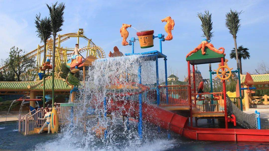 在青岛水上乐园,清凉一夏_游乐_水花_世界