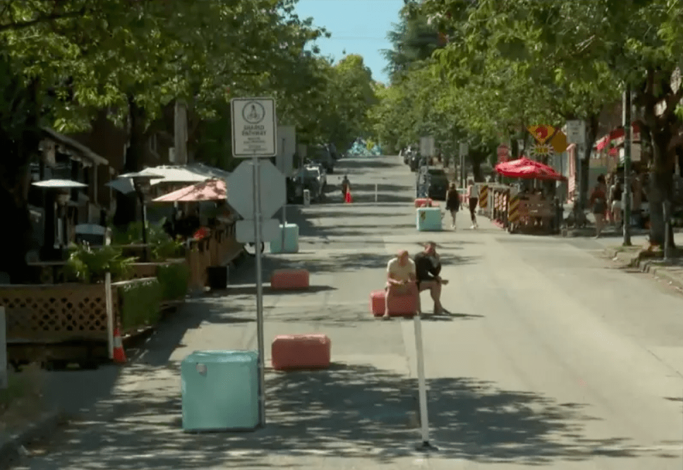 温哥华西区首条步行街试点 华裔东主怨生意都没了_Kits_Yew_Market