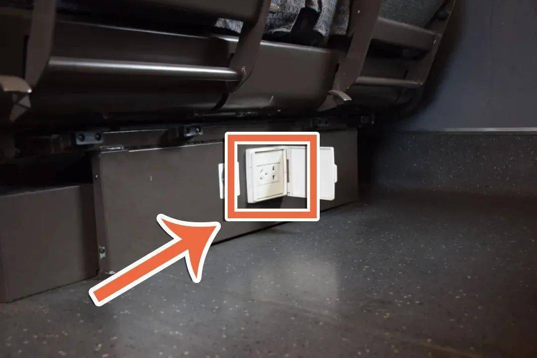 crh2a型动车组列车一等座席和二等座席的充电接口均位于座椅下方打开