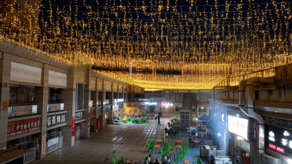 烧烤唱着歌大场地 大排面深深地吸引了小编的眼球独特的灯光亮化去