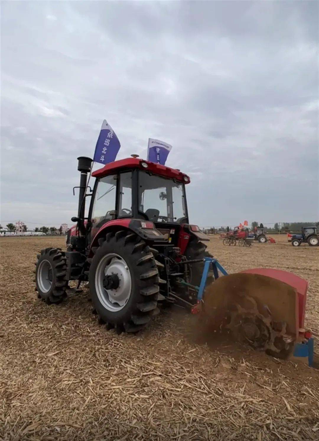在田间飞驰耕种的北斗农机车,实现全环节"无人化"作业_依迅_自动_拖拉