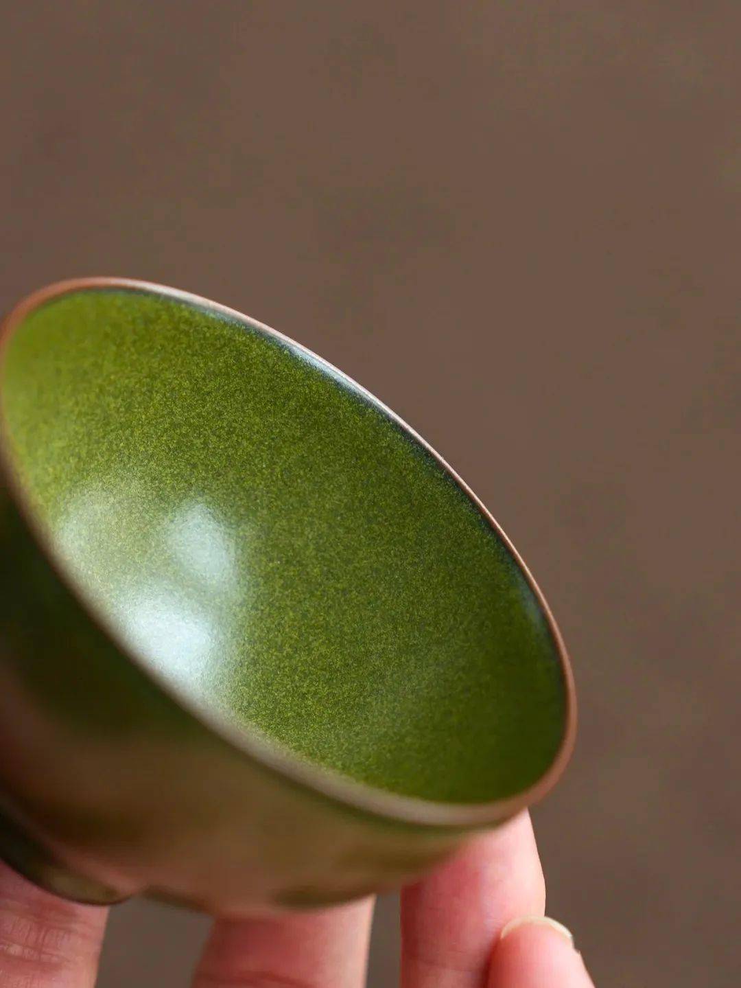 学院派出身的他,自从读了,清末寂园叟《陶雅》中的这段文辞:"茶叶末