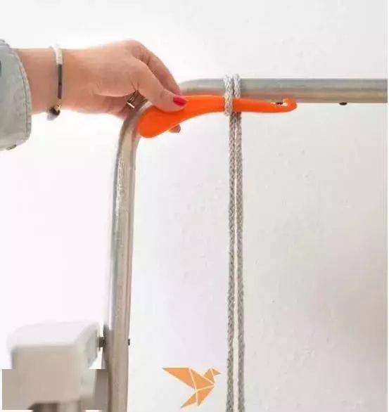 第4步:继续将绳子拉下来。 第5步:下面也用一个钩针固定住。 第6步:将绳子继续拉到上面