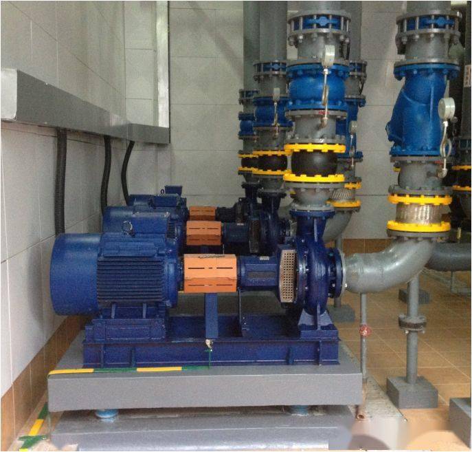 并沿水泵周边设置宽度不少于200mm宽的排水沟2)卧式水泵安装3)立式