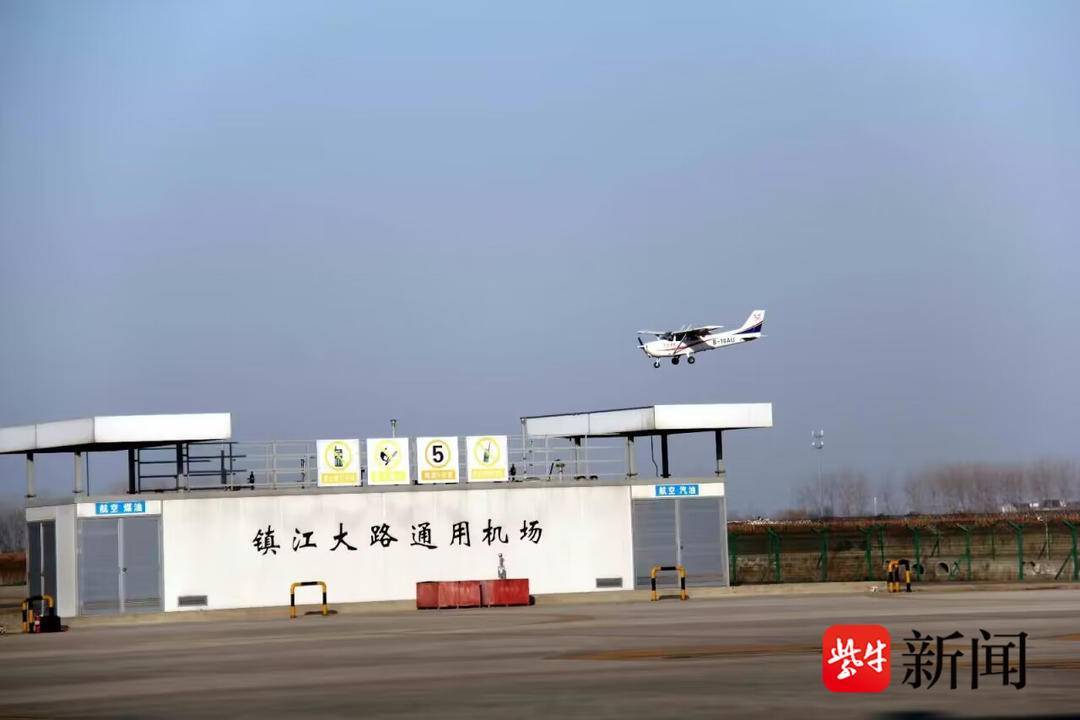 一架2座轻型小飞机在镇江起飞出故障,两人轻伤_通用_机场_大路