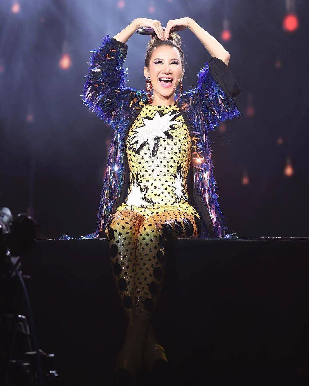 嗓音,阳光般的笑容,影响了无数人,而其百变时尚造型,也堪称经典_李玟