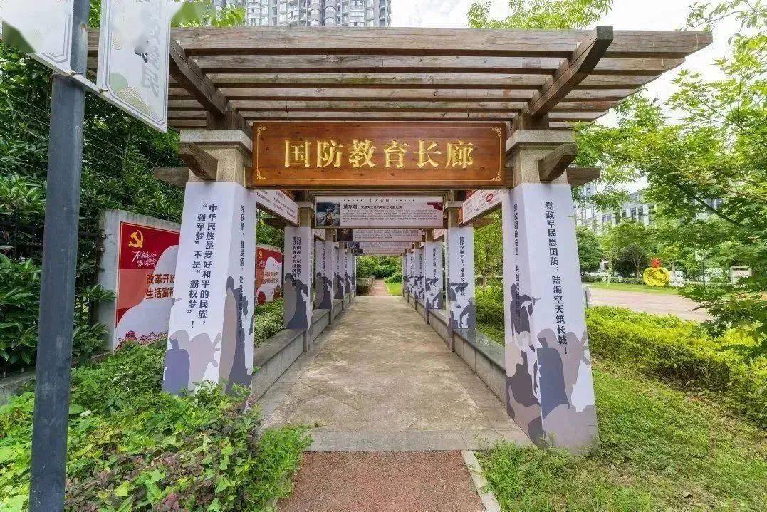 接下来是国防教育长廊,廊道中展示了十大英模的伟大故事