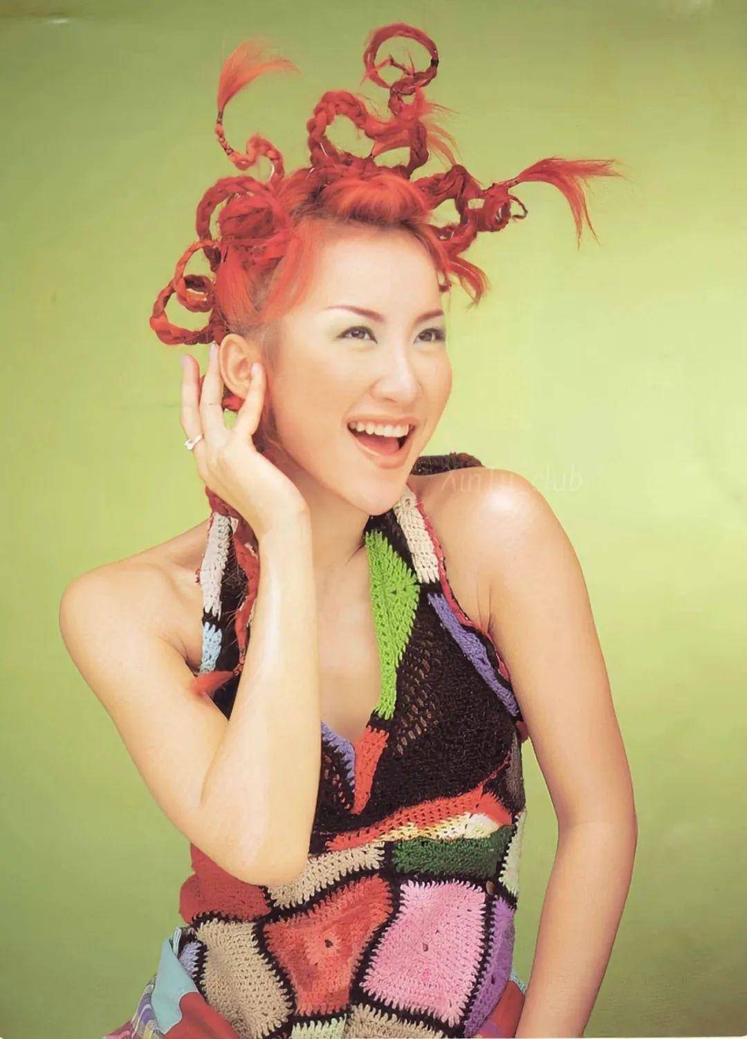 提到李玟最经典造型,当属专辑《di da di·暗示》中的红色牛角头发型.